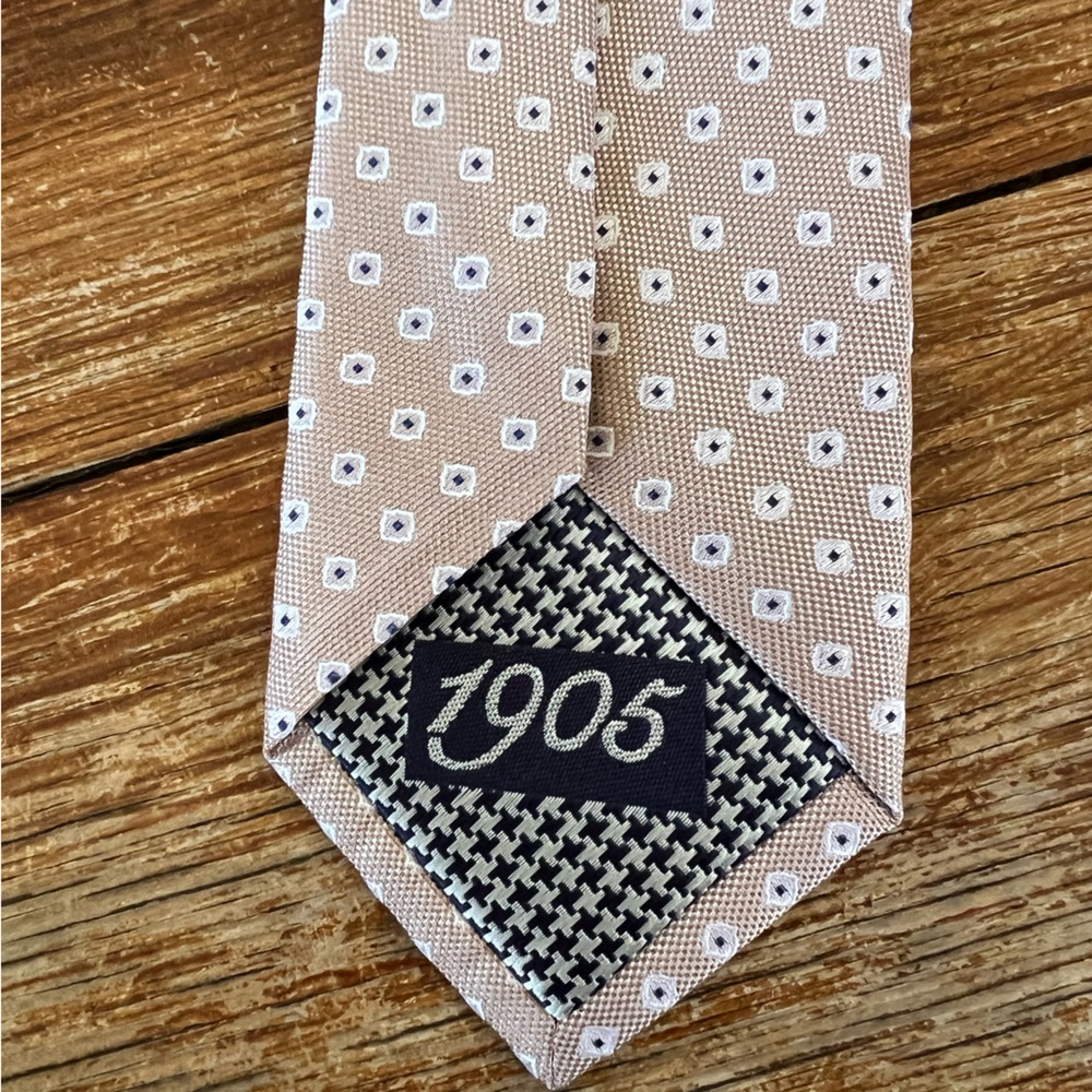 Jos A Bank 1905 Collection Beige Silk Medallion Tie NWT